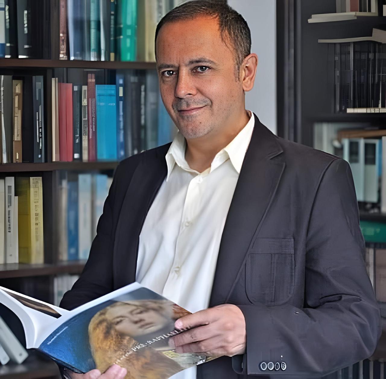 Carlos Framb con un libro en las manos